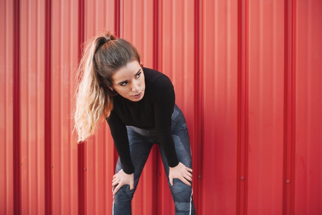 Femme concentrée portant du lycra